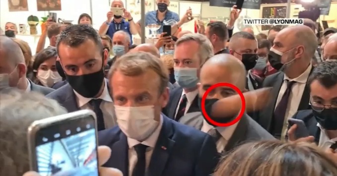 En visite à Lyon auprès des restaurateurs, Emmanuel Macron ciblé par un jet d'œuf