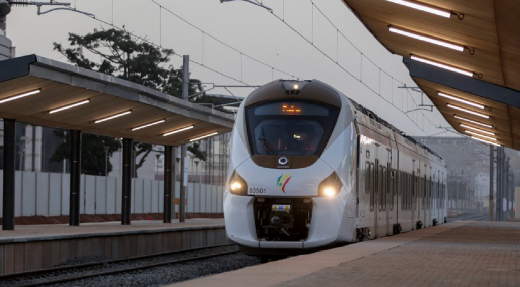 Электричка пери. Поезд экспресс. Сенегал в поезд. Поезд в Перу. Dakar Regional Express Train.