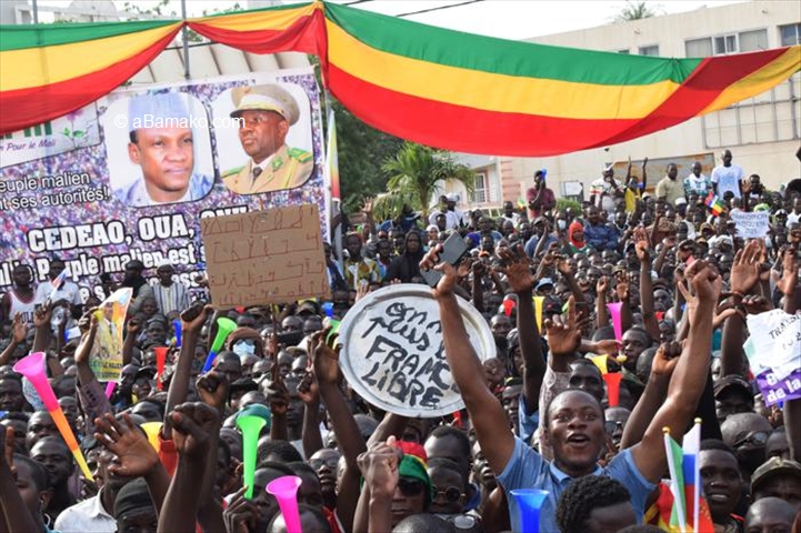 Manifestation populaire à Bamako pour célébrer le départ des soldats français