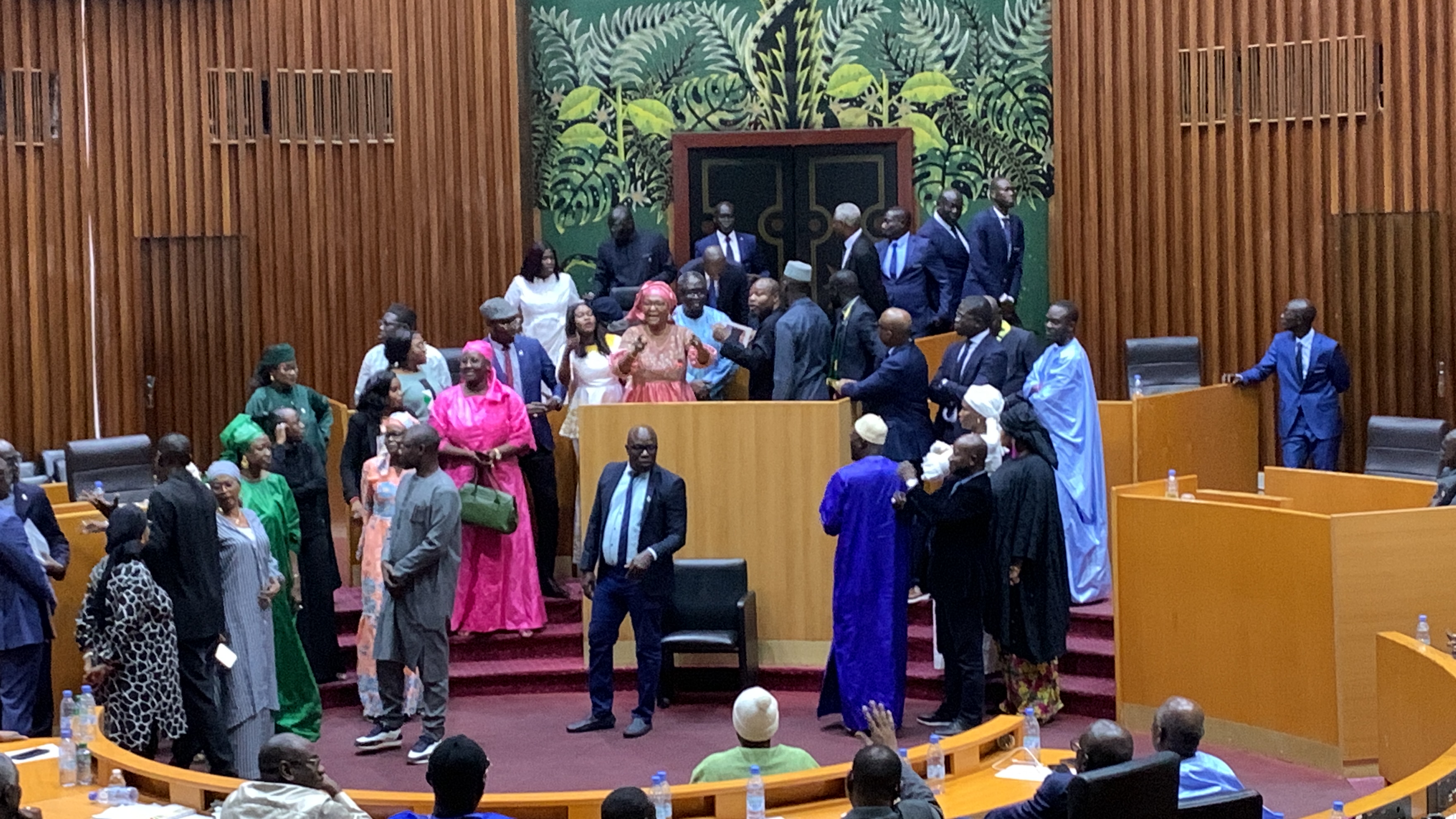 Assemblée Nationale : Les députés de YAW et de Taxawou empêchent la tenue du vote