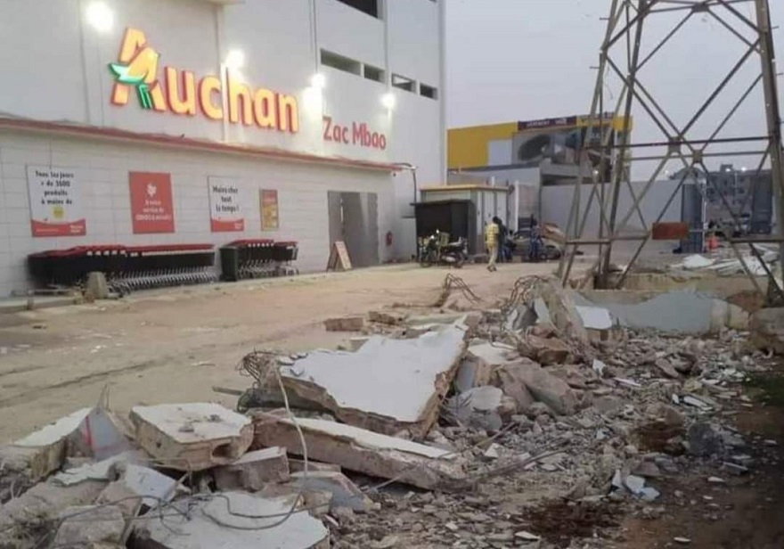 Occupation anarchique de la voie publique : Le mur de clôture d’Auchan Zac Mbao démoli 