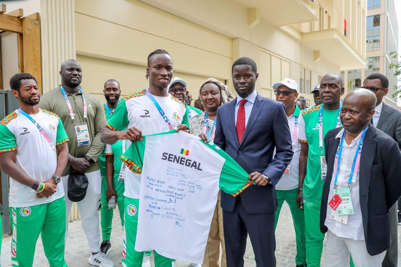 Paris: Diomaye Faye rencontre les athlètes sénégalais au village olympique