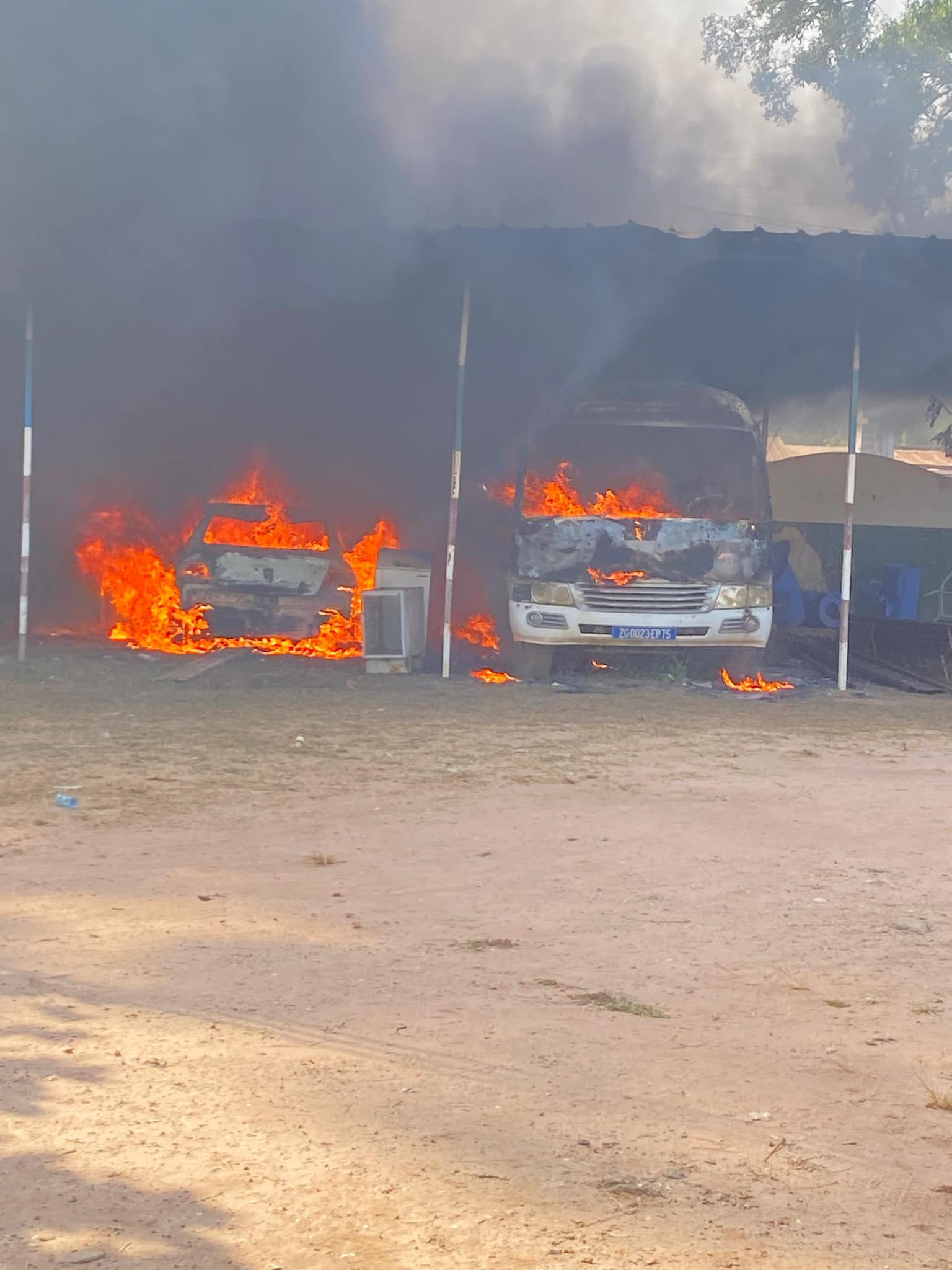 Université Assane Seck : Des véhicules incendiés et des blessés dans une manifestation