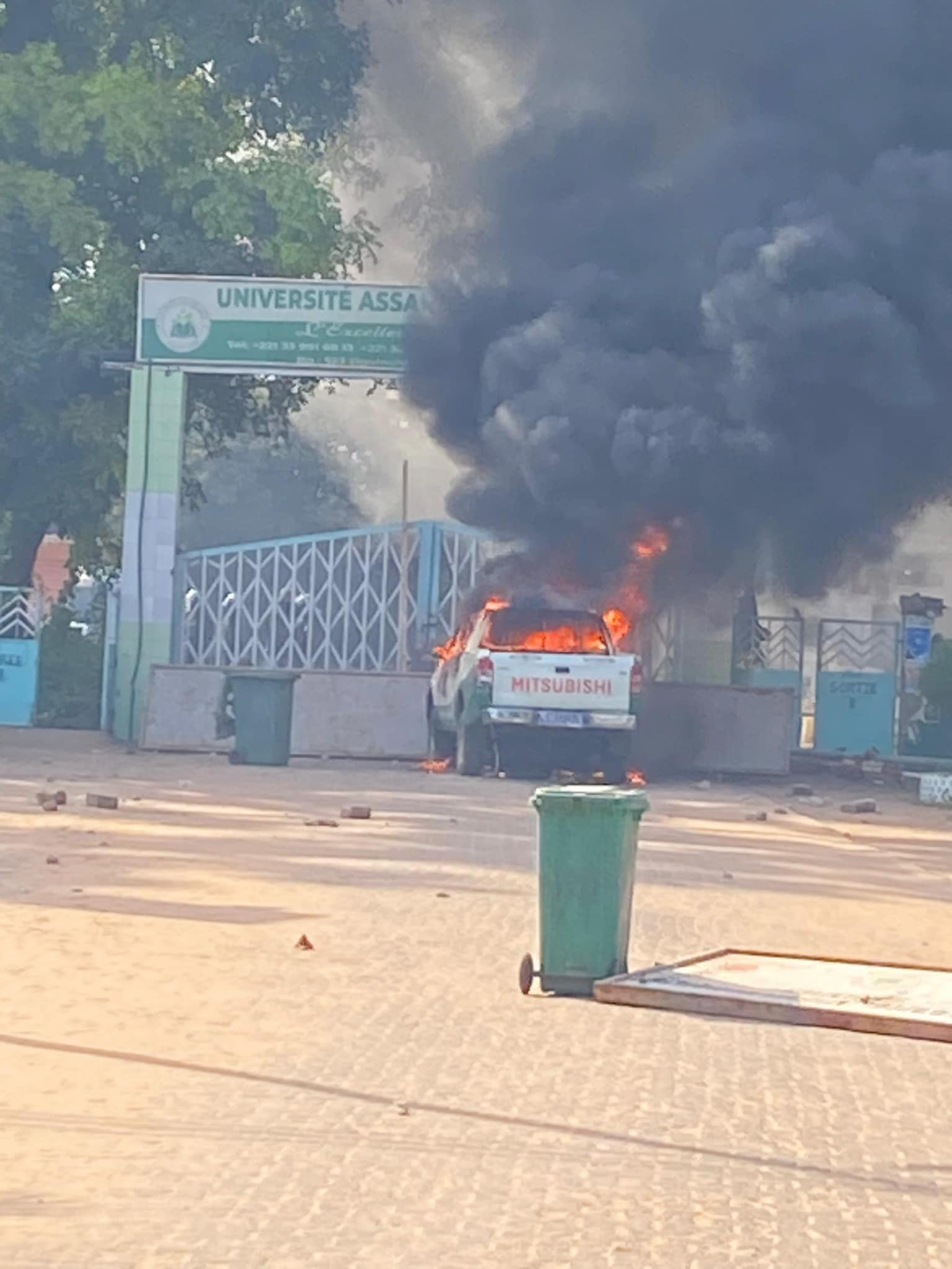 Université Assane Seck : Des véhicules incendiés et des blessés dans une manifestation