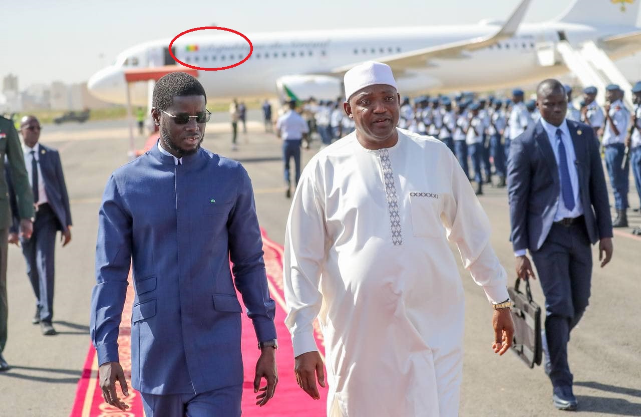 Le Président Gambien Adama Barrow Arrive à Dakar à Bord de l'Avion du Commandement Sénégalais