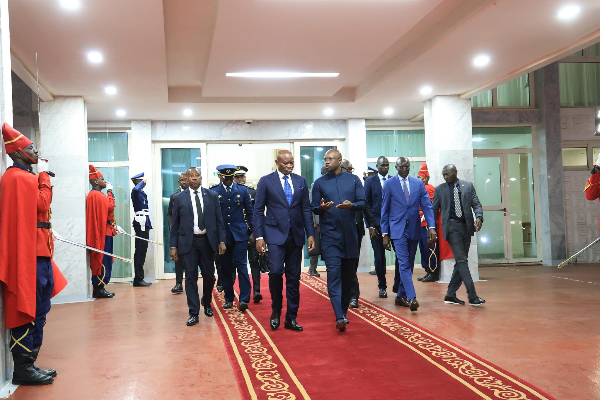 Visite officielle : Le Président gabonais accueilli par Ousmane Sonko au Sénégal