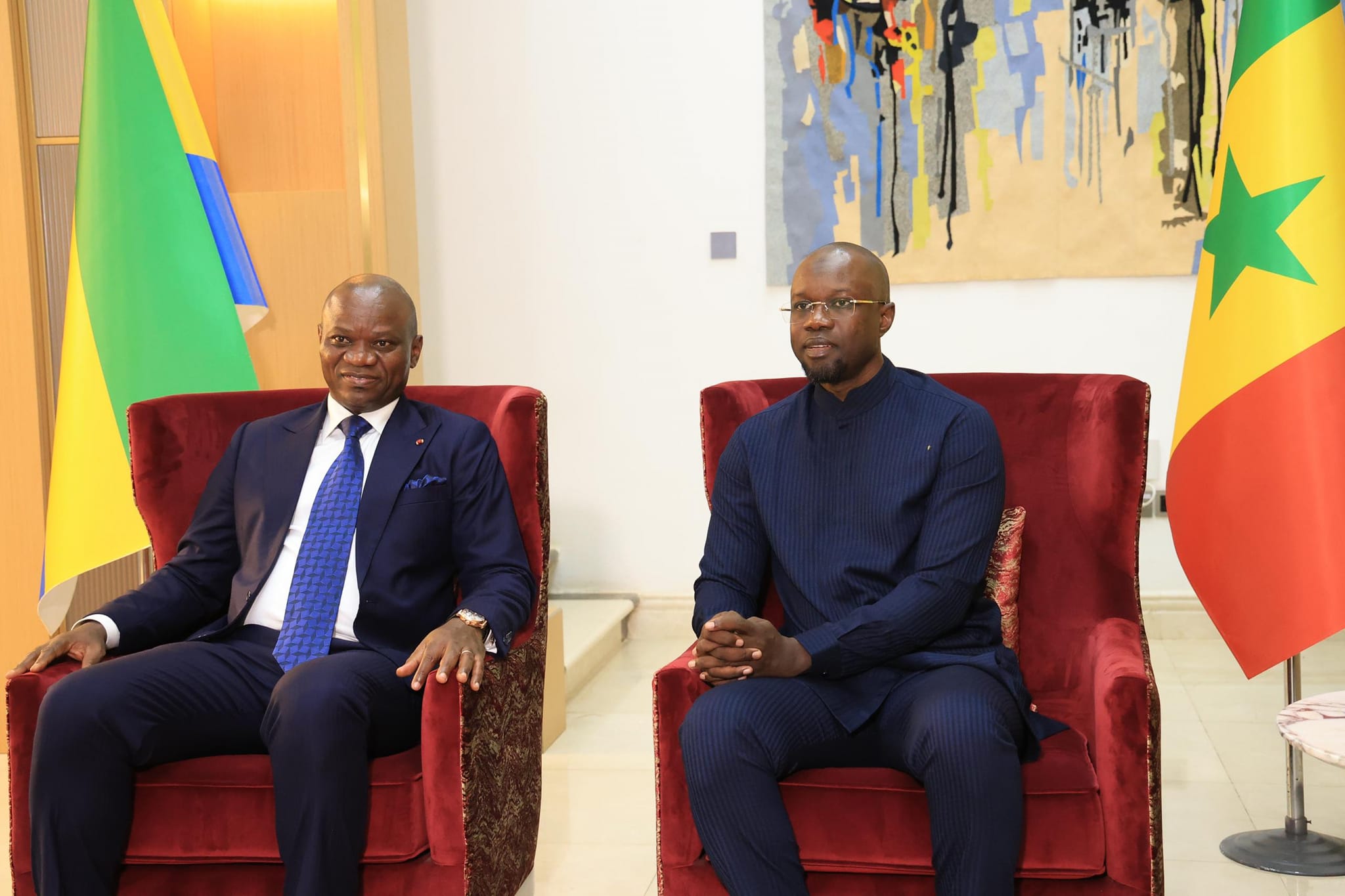 Visite officielle : Le Président gabonais accueilli par Ousmane Sonko au Sénégal