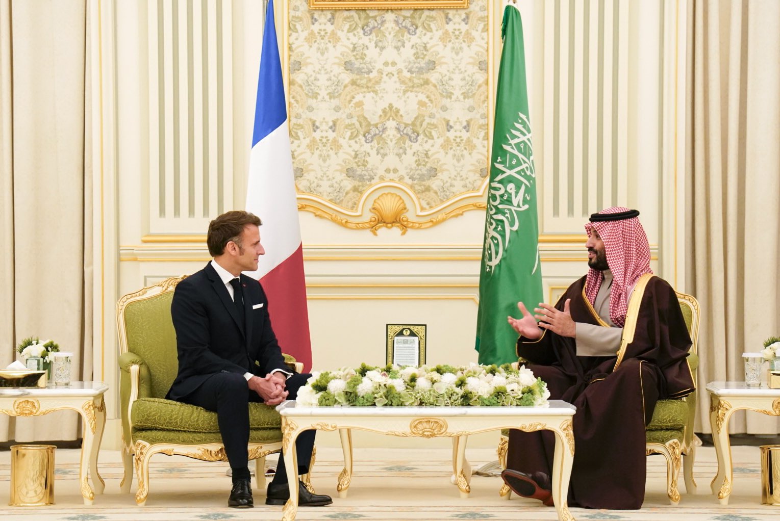 Visite d’État : Emmanuel Macron rencontre Mohammed ben Salman à Riyad