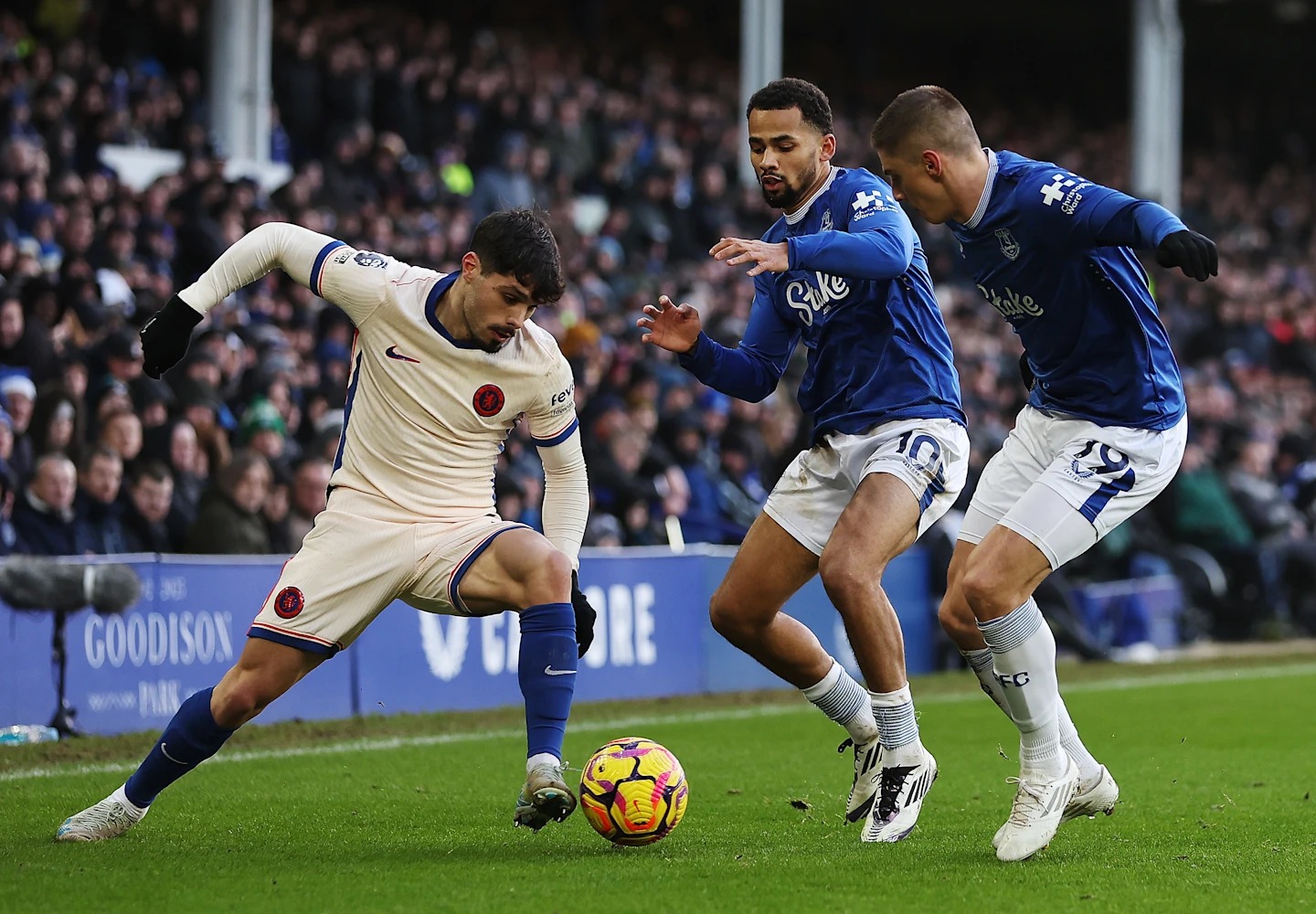 Premier League : Everton tient en échec Chelsea et offre un cadeau à Liverpool