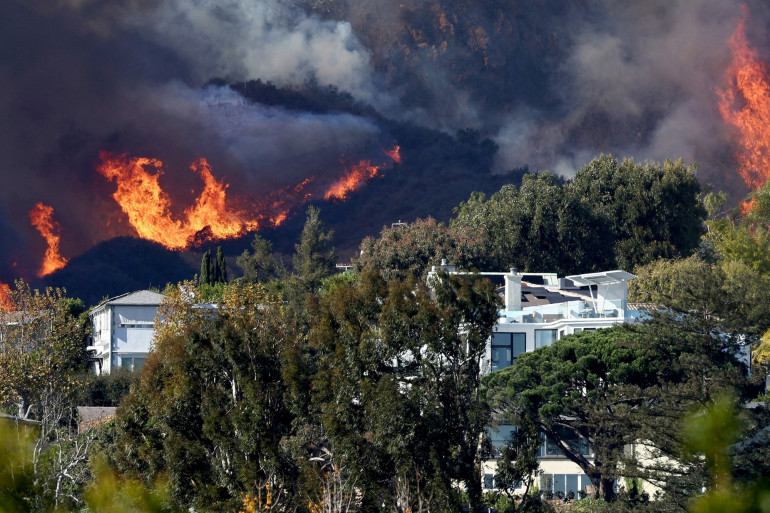 Incendies à Los Angeles : Le bilan grimpe à 16 morts, les flammes gagnent du terrain