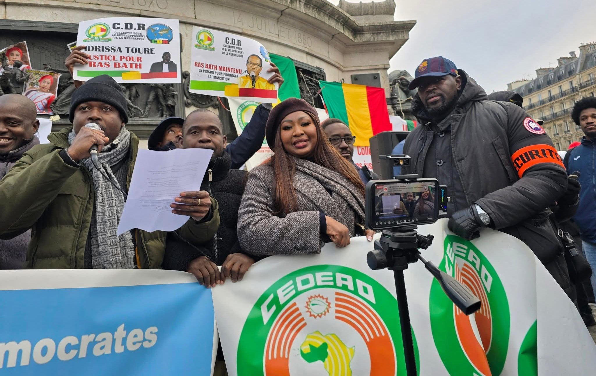 Paris : manifestation contre le retrait du Niger, du Mali et du Burkina Faso de la Cédéao