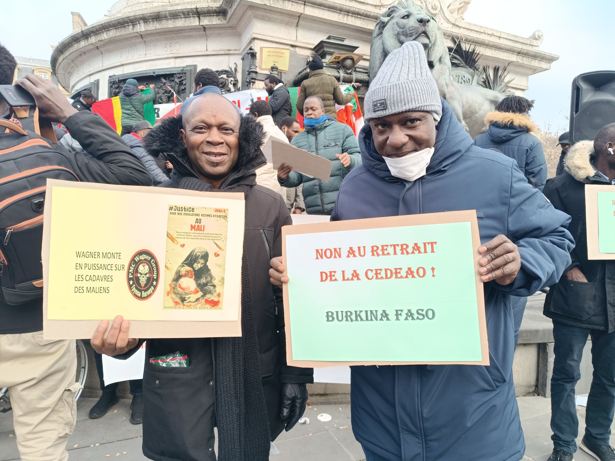 Paris : manifestation contre le retrait du Niger, du Mali et du Burkina Faso de la Cédéao