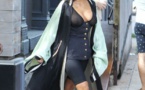 Kim Kardashian : seins a l'air et tenue etrange