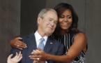 Un câlin improbable entre Michelle Obama et George W. Bush détourné par les internautes