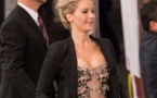 Jennifer Lawrence dévoile subtilement sa poitrine (Photos)