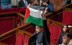 Un acte symbolique au parlement français : le député Sébastien Delogu brandit le drapeau palestinien