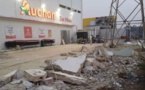 Occupation anarchique de la voie publique : Le mur de clôture d’Auchan Zac Mbao démoli 