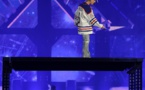 Vidéo: Justin Bieber chute (encore) en plein concert