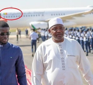 Le Président Gambien Adama Barrow Arrive à Dakar à Bord de l'Avion du Commandement Sénégalais